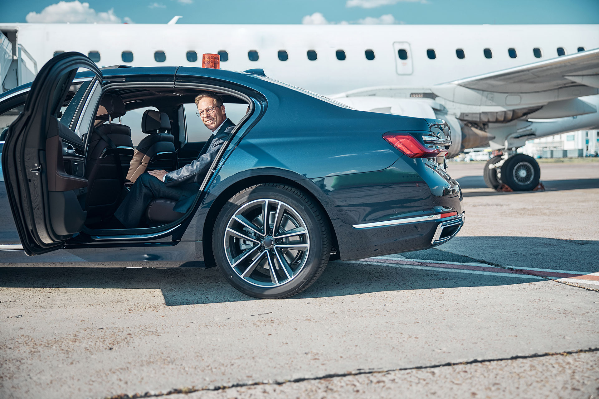 Airport Transfers: Seamless Travel with Prestige from Ana Limousine